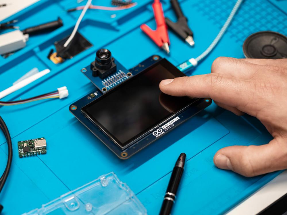 Köp Arduino Giga Display Shield till rätt pris electrokit